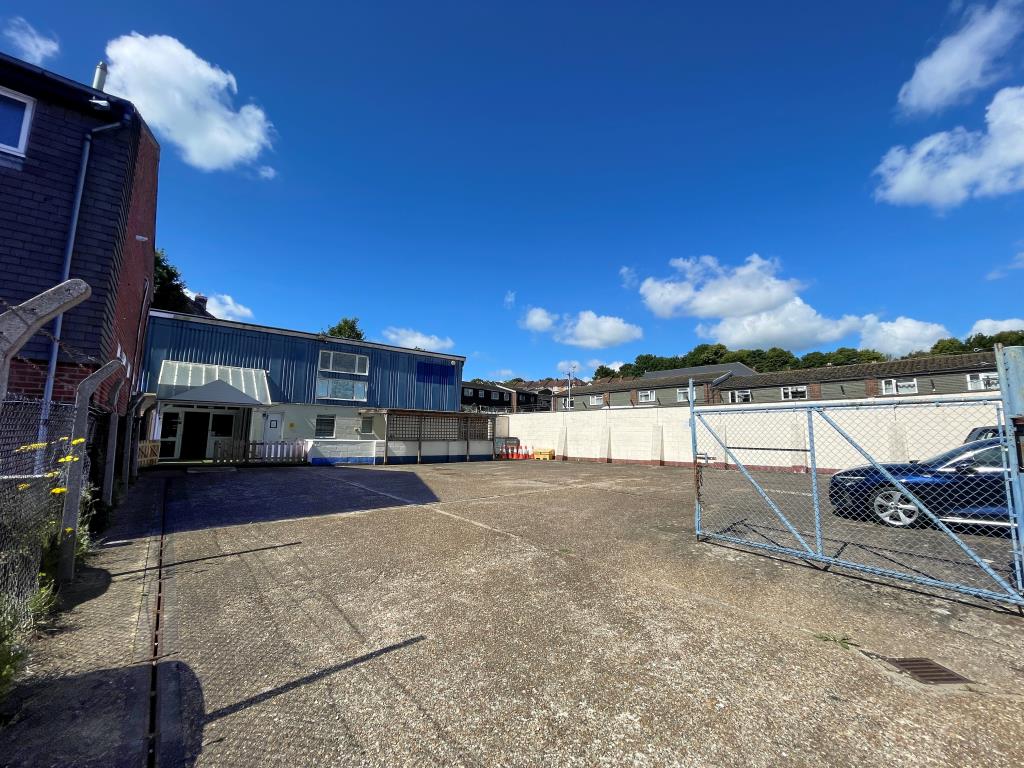 Lot: 121 - VACANT FORMER NURSERY WITH POTENTIAL FOR ALTERNATIVE SCHEME - Large car park to front